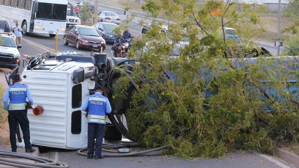 Cisterna casi provoca tragedia al volcarse en anillo periférico