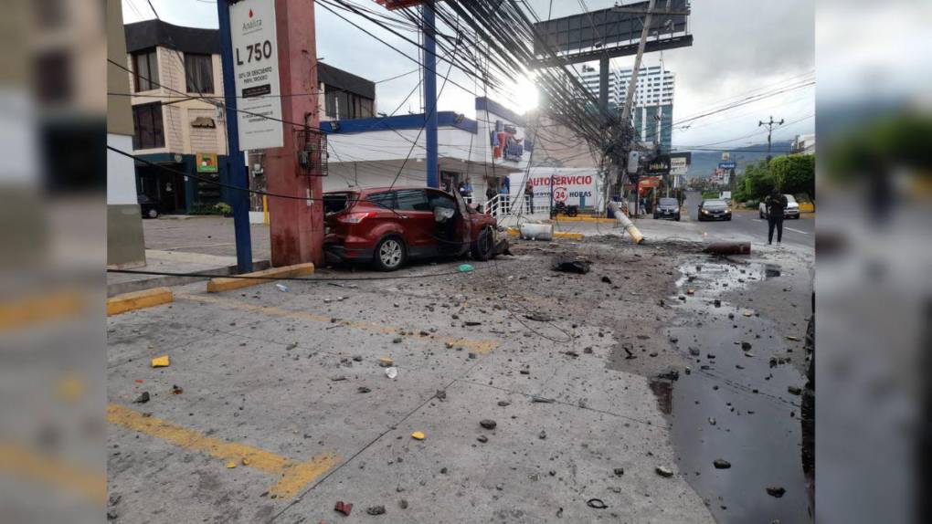 Heridos, un carro destruido y zonas sin energía eléctrica: detalles del accidente en el bulevar Morazán