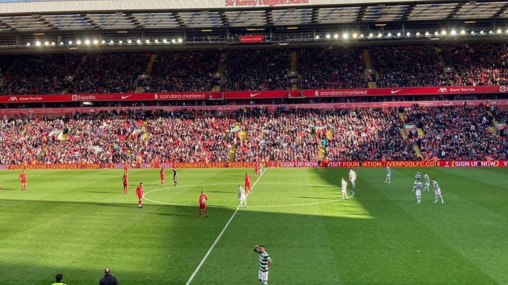 ¡Entre cracks! Las fotos de Emilio Izaguirre en el partido de leyendas entre Liverpool y Celtic