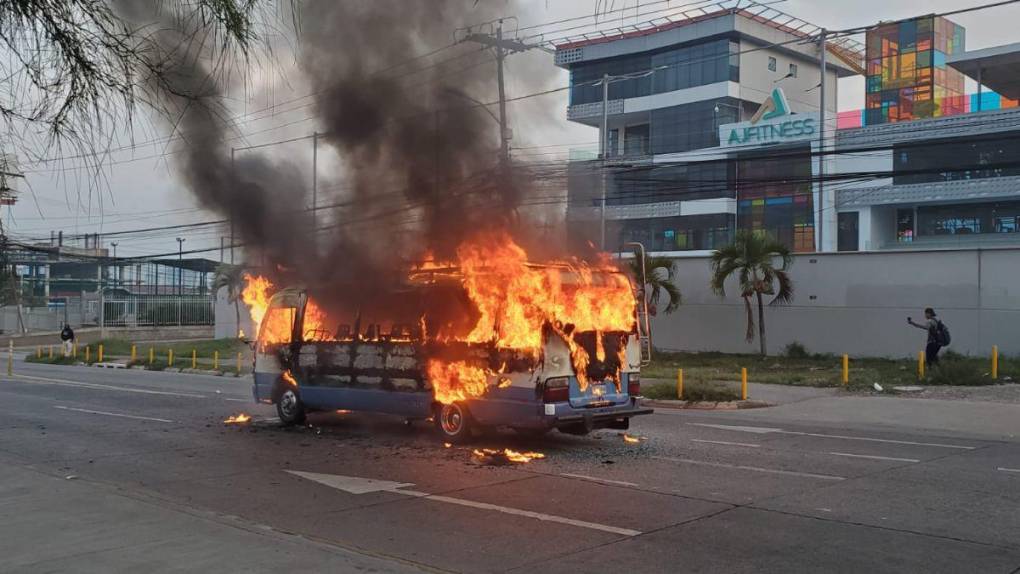 Mano criminal, incendio y protesta: así quemaron el bus “rapidito” en el bulevar Suyapa