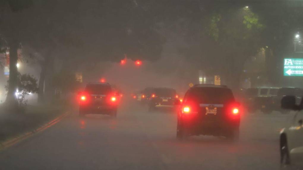 Torrenciales aguaceros y calles inundadas: las imágenes de las lluvias en San Pedro Sula