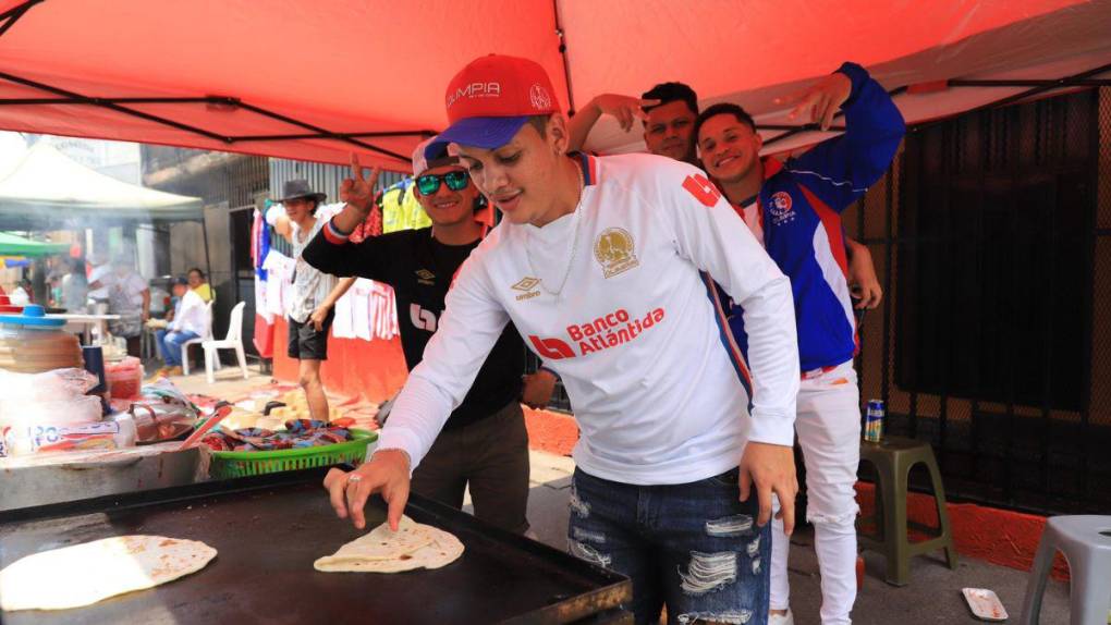 Con gran carnaval, Ultra Fiel pone la fiesta en la final entre Olimpia y Olancho FC