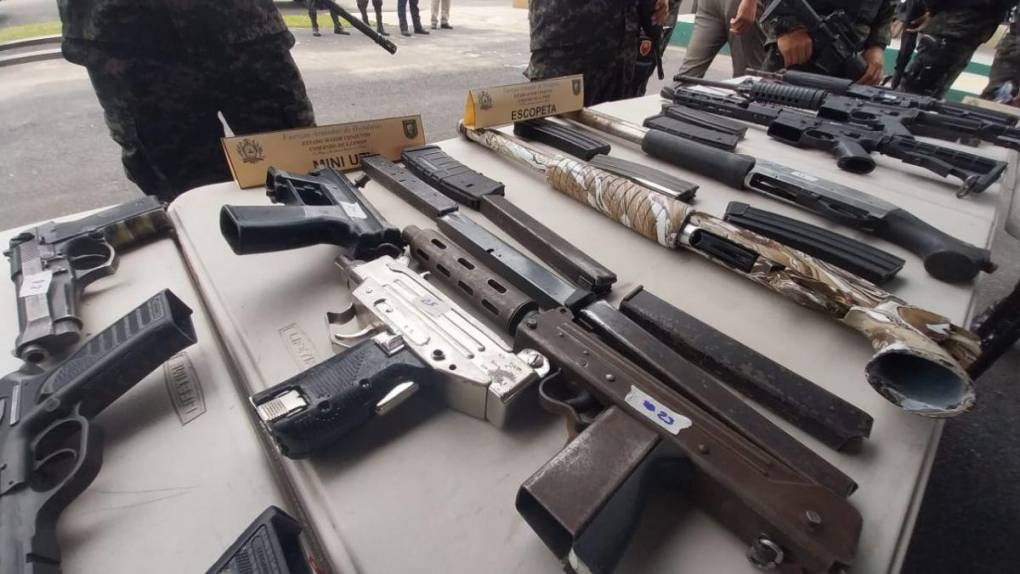 Las armas y municiones de diferentes calibres que fueron decomisadas en las cárceles de Honduras