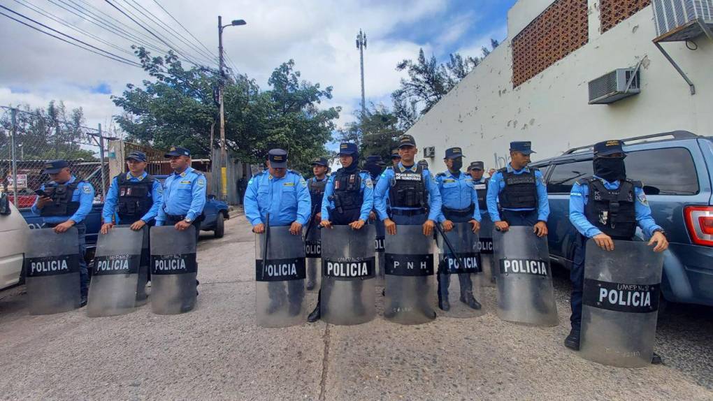 Por acoso laboral y despidos injustificados, protestan empleados del SANAA