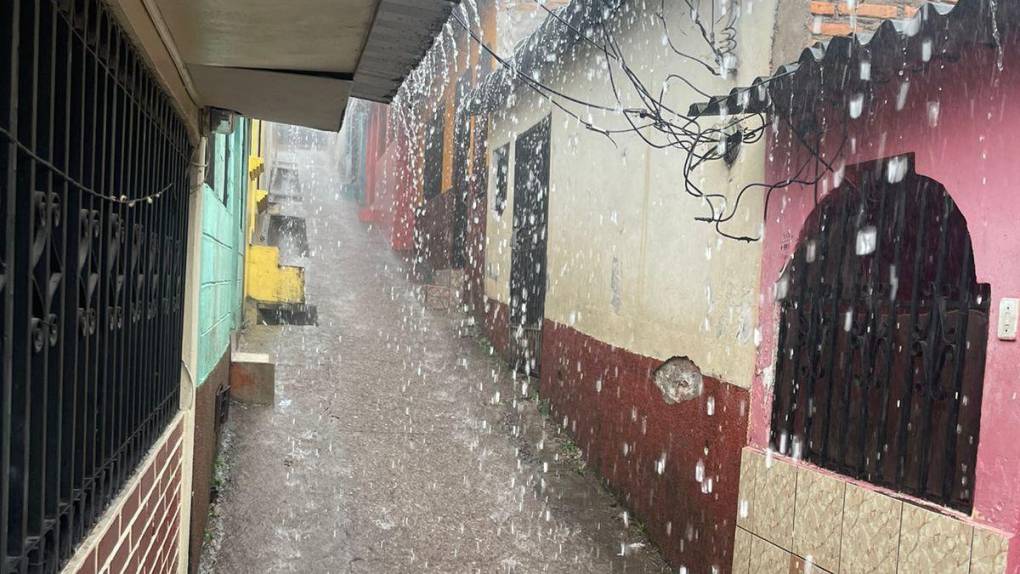 Tráfico y suspensión de energía provocó intensa lluvia con granizo en Tegucigalpa