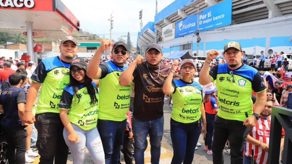 Aficionados olanchanos sorprenden en Tegucigalpa apoyando a los Potros