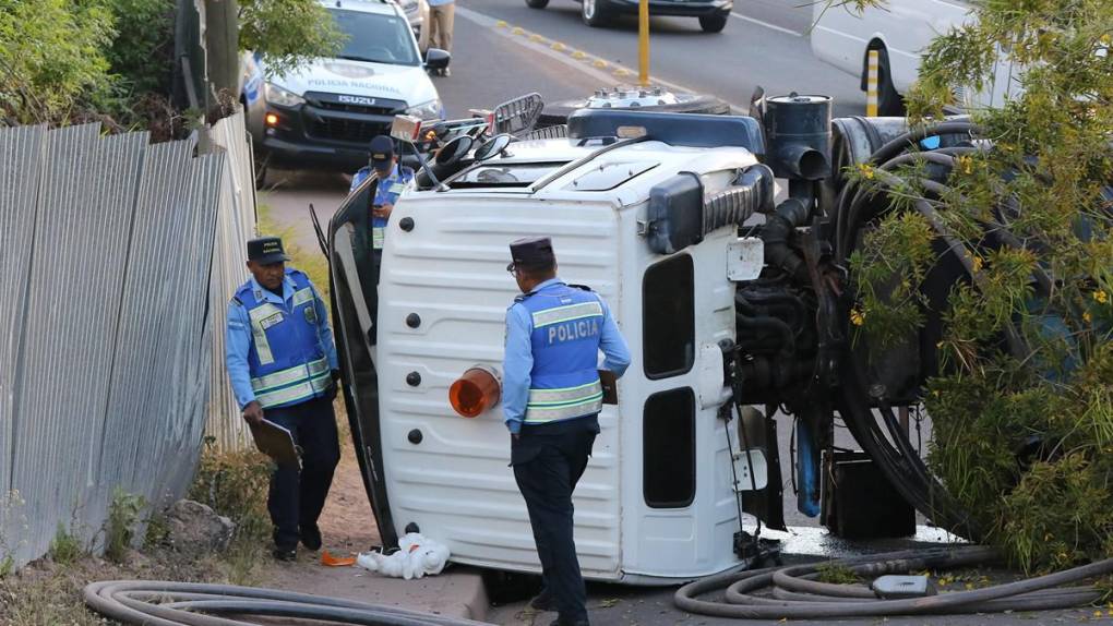 Cisterna casi provoca tragedia al volcarse en anillo periférico