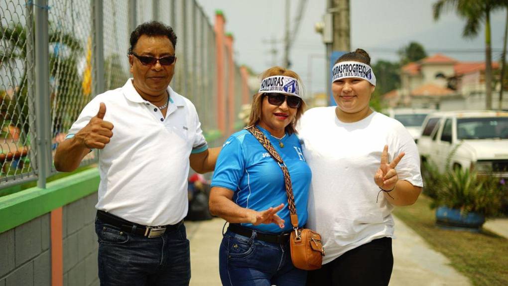 Llenazo total, fieles aficionados y plegarias por un milagro: así se vive la final por no descender en El Progreso