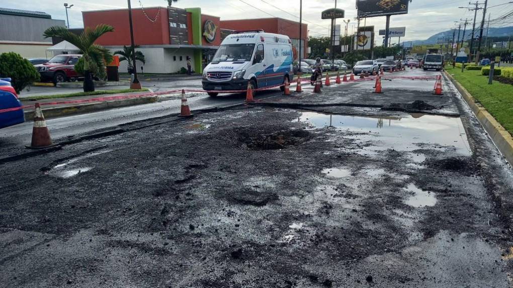 Socavones, carros destrozados y el agua hasta el cuello: Los daños de Bonnie en El Salvador