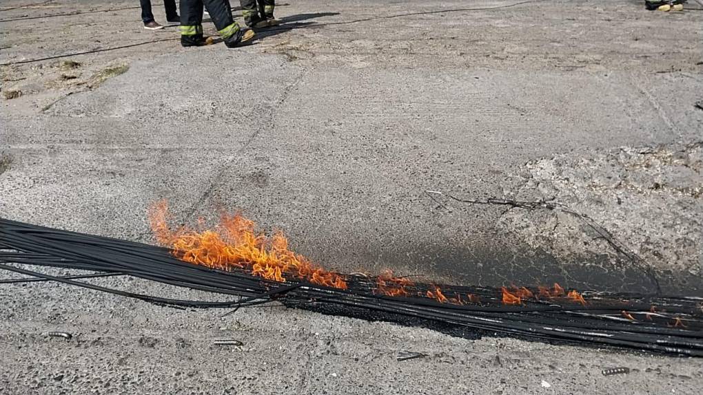 Por aire y tierra luchan para apagar voraz incendio en la capital