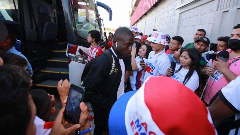 ¡Recibimiento de campeón! El espectacular ambiente para el duelo entre Olimpia y Real Sociedad en Comayagua