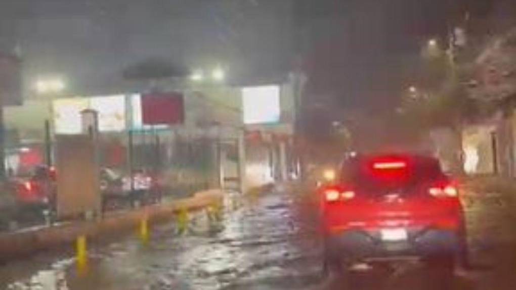 Calles inundadas y daños materiales: imágenes de la lluvia que azotó la capital