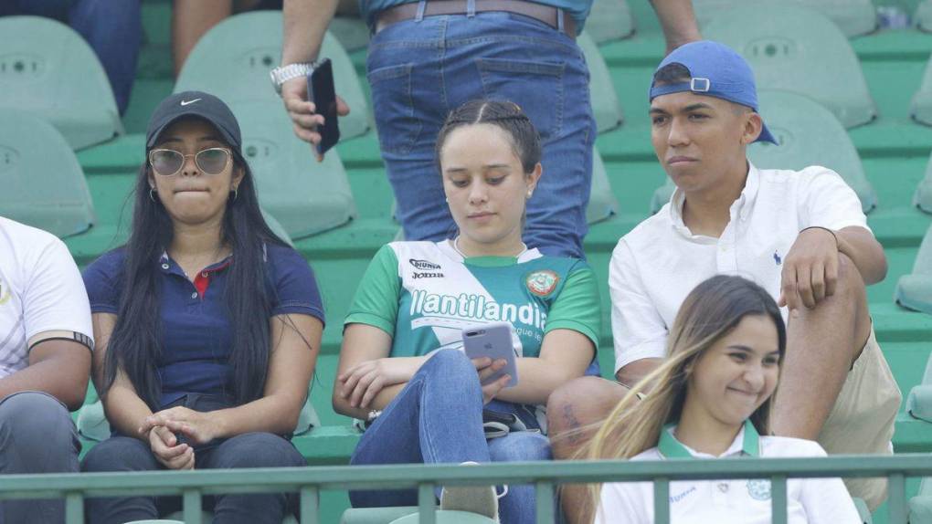 Pasión por el Monstruo y guapas aficionadas: gran ambiente en la semifinal Marathón vs Olimpia