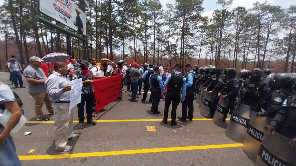 En zafarrancho y desalojo con agua terminó protesta de policías depurados en la carretera CA-5