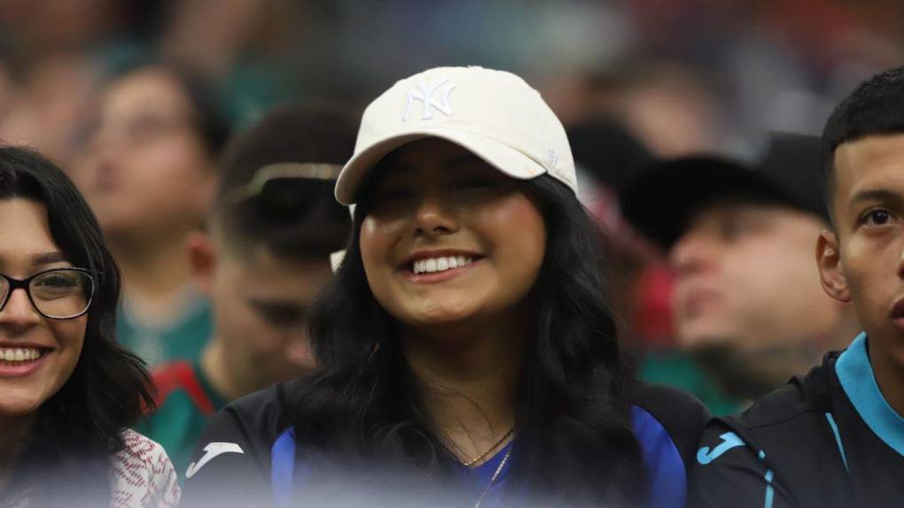 Duelo de bellezas: guapas aficionadas de Honduras y México engalanan el NRG Stadium