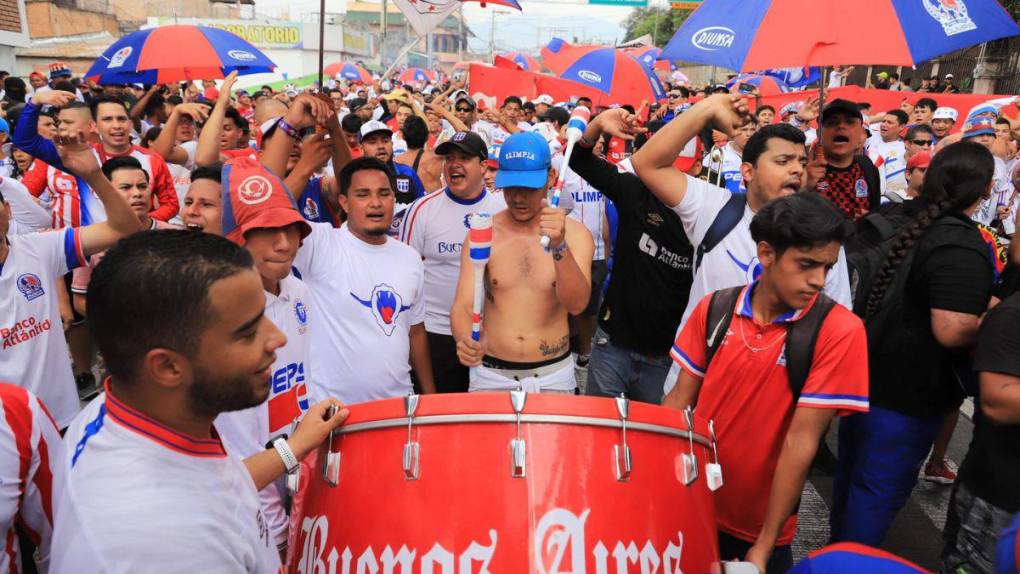 Con gran carnaval, Ultra Fiel pone la fiesta en la final entre Olimpia y Olancho FC