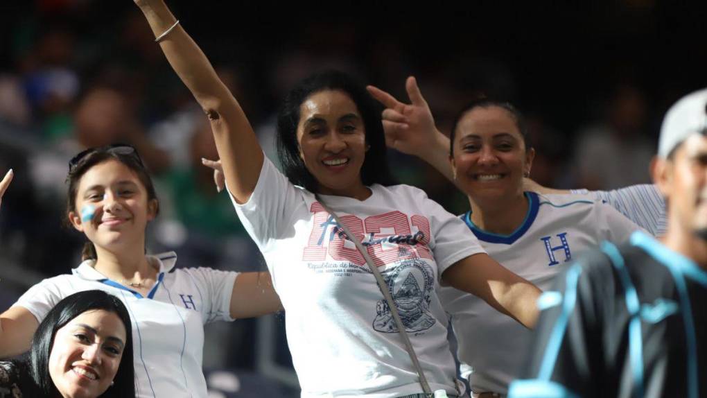 Duelo de bellezas: guapas aficionadas de Honduras y México engalanan el NRG Stadium