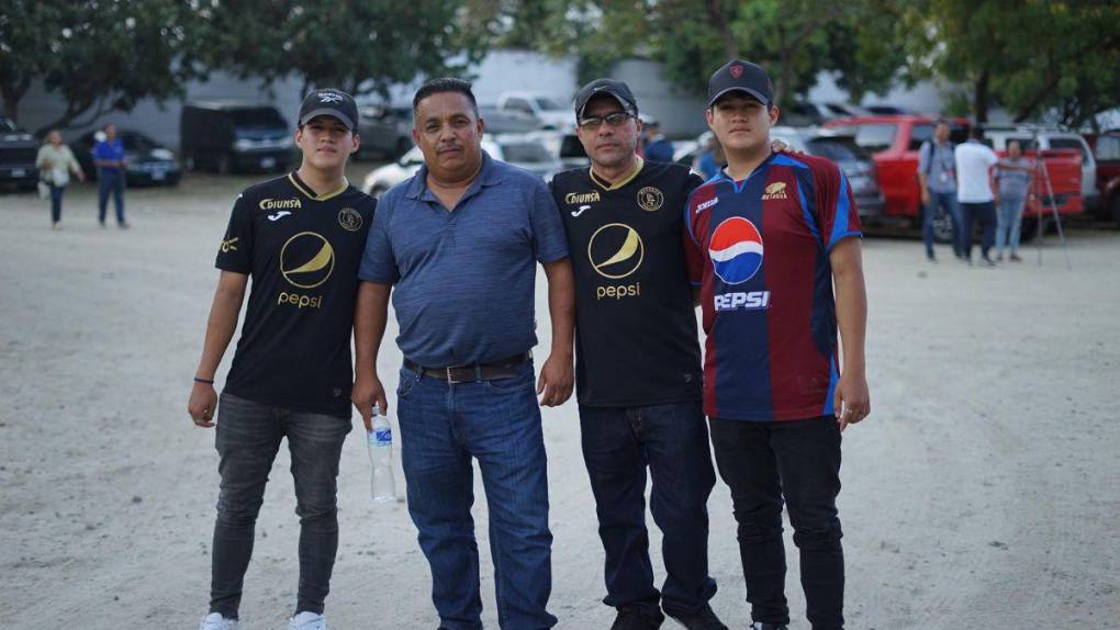 Bellas mujeres y gran ambiente: aficionados comienzan a llegar al Olímpico para el Motagua vs Pachuca