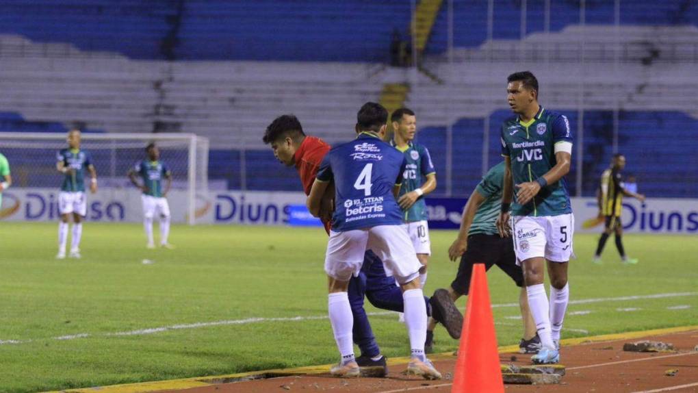 Lamentables imágenes: El enfrentamiento entre barras en el clásico sampedrano