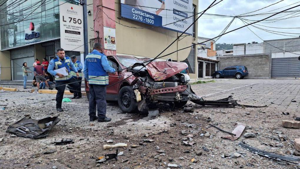 Heridos, un carro destruido y zonas sin energía eléctrica: detalles del accidente en el bulevar Morazán