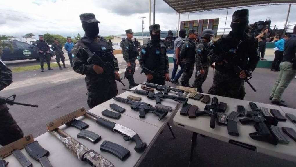 Las armas y municiones de diferentes calibres que fueron decomisadas en las cárceles de Honduras