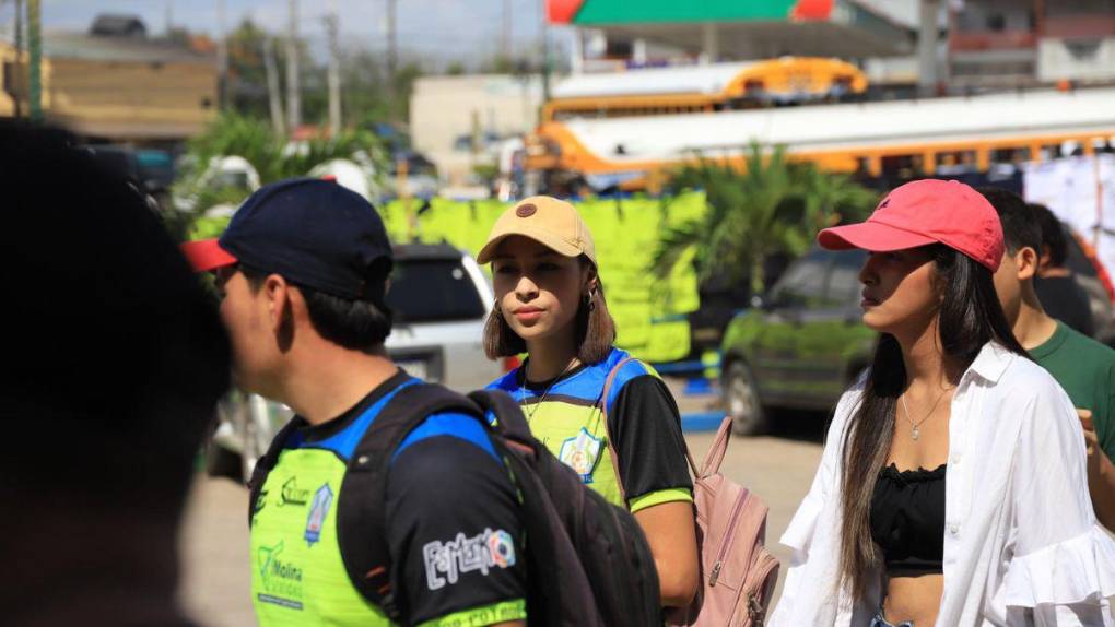 Largas filas, gran colorido y bellas mujeres: el ambiente previo a la semifinal Olancho FC - Real España