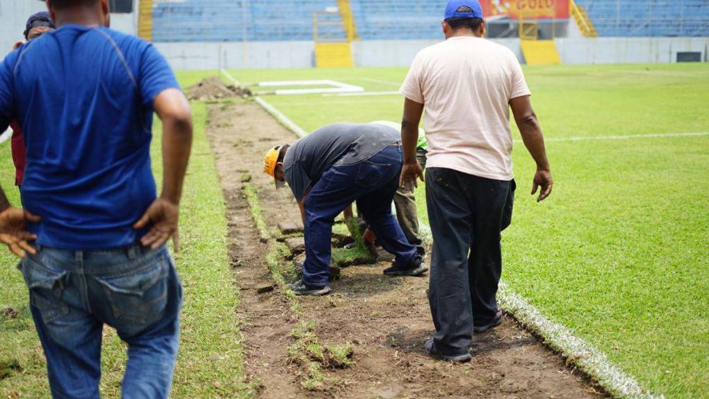 Fin a la pesadilla: comienzan los trabajos para cambiar la grama del Estadio Morazán