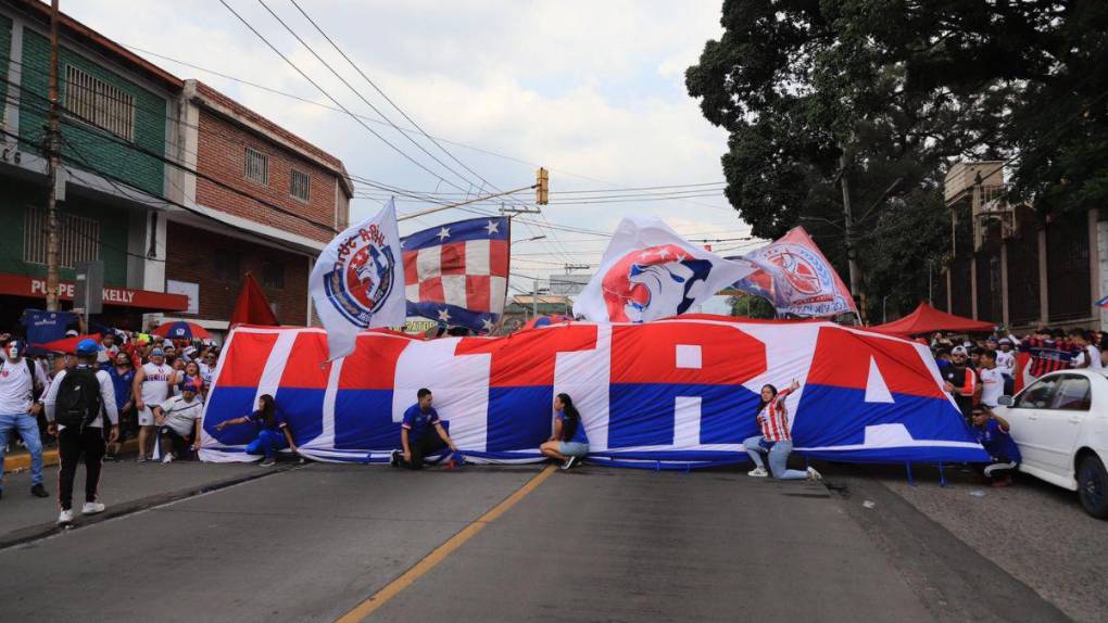 Con gran carnaval, Ultra Fiel pone la fiesta en la final entre Olimpia y Olancho FC