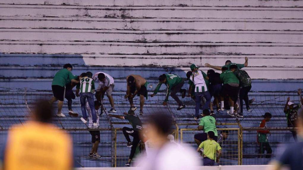 Lamentables imágenes: El enfrentamiento entre barras en el clásico sampedrano