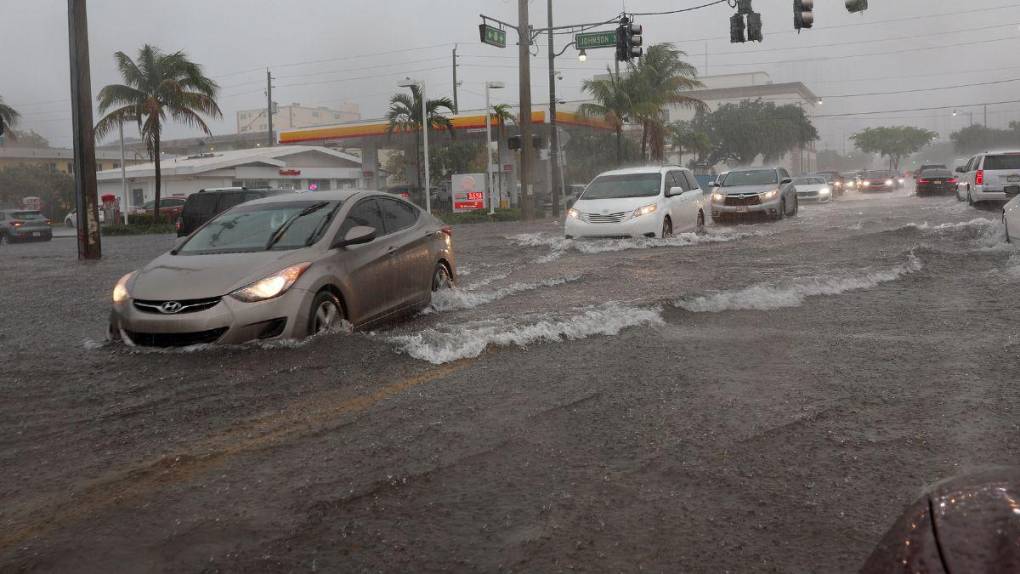 Cierran escuelas y aeropuerto por “lluvias históricas” en Fort Lauderdale, Estados Unidos