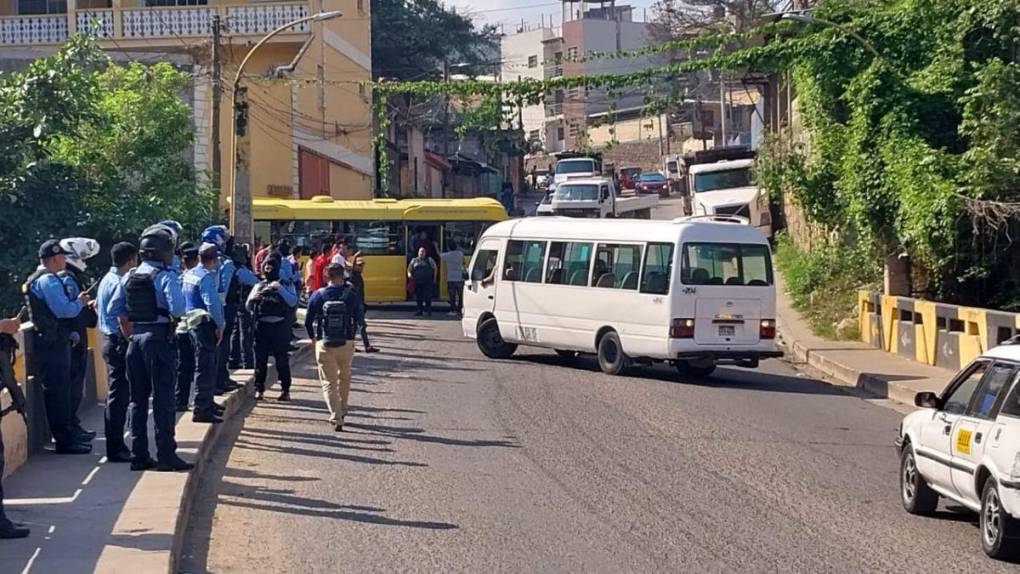 Mano criminal, incendio y protesta: así quemaron el bus “rapidito” en el bulevar Suyapa