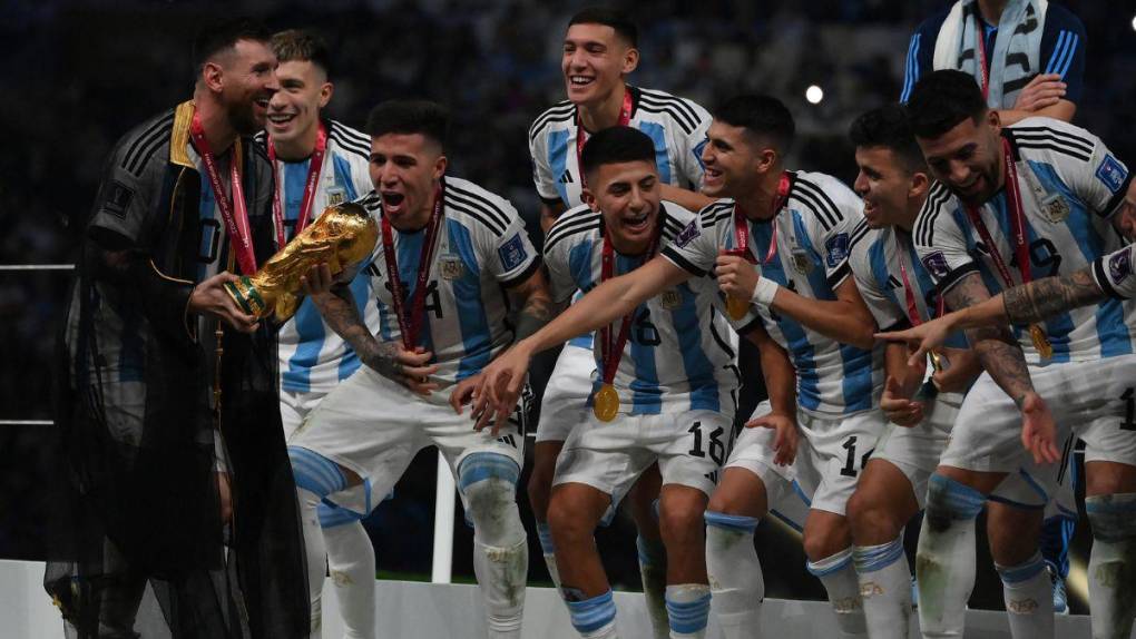 Así fue el momento en que Argentina levantó la Copa del Mundo