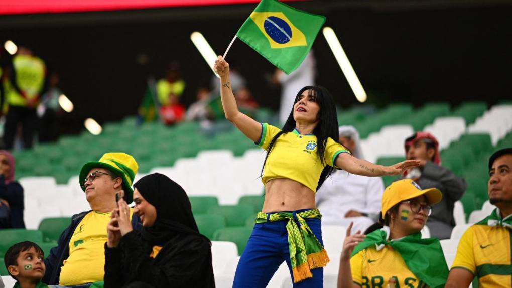 ¡Duelo de bellezas! Hermosas aficionadas de Croacia y Brasil engalanan las graderías en Qatar