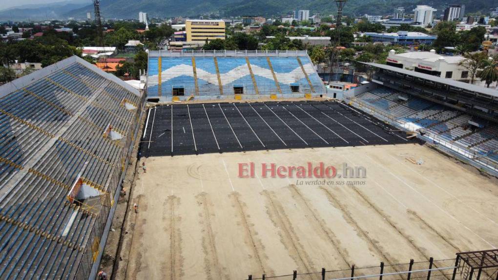 ¡Irreconocible! Así avanzan los trabajos de cambio de césped en el Estadio Morazán en la recta final