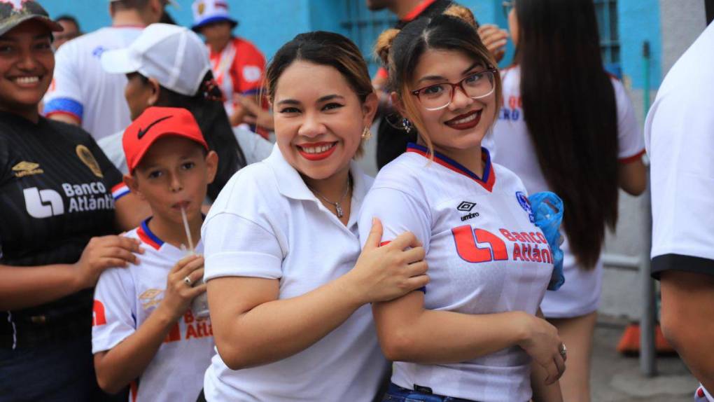 Bellas aficionadas cautivan en la final entre Olimpia y Olancho FC