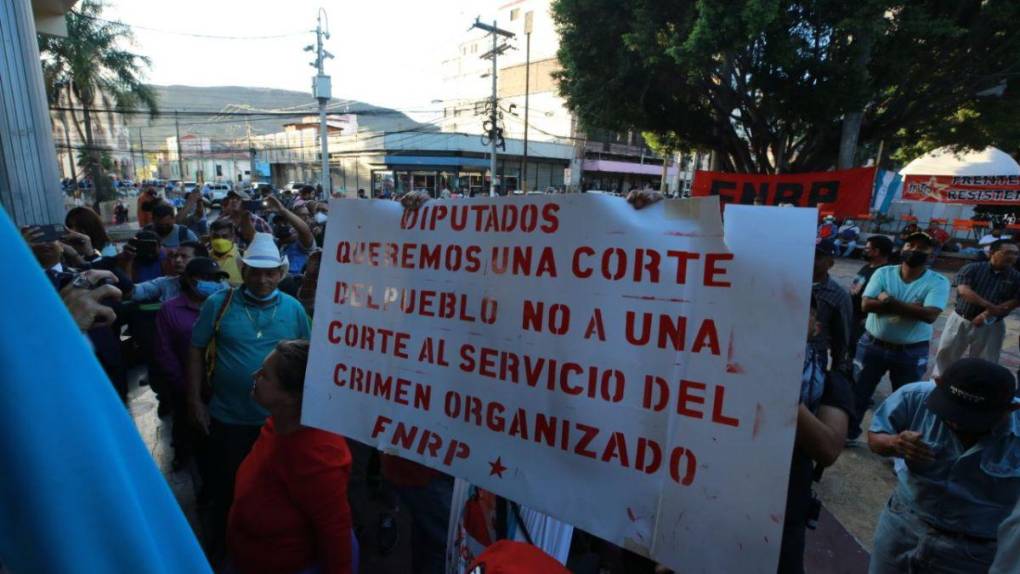 Pancartas, tensión y retraso: ambiente en el Congreso previo a elección de la Corte Suprema de Justicia