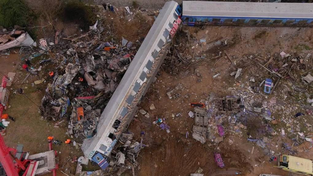 Vagones pulverizados y cuerpos carbonizados tras accidente de tren mortal en Grecia