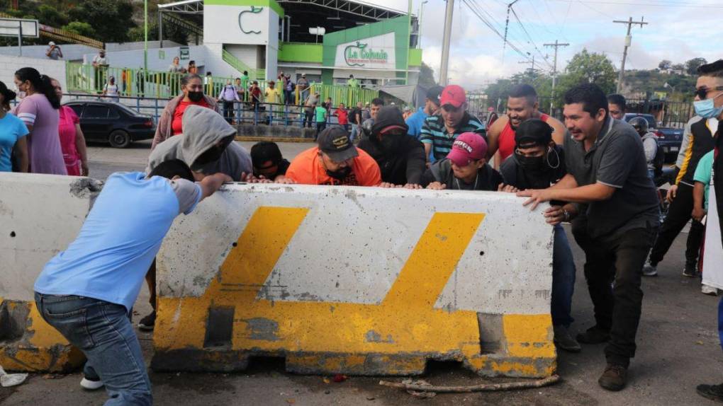 Semáforos, rotonda y buses, las exigencias de vendedores de Perisur