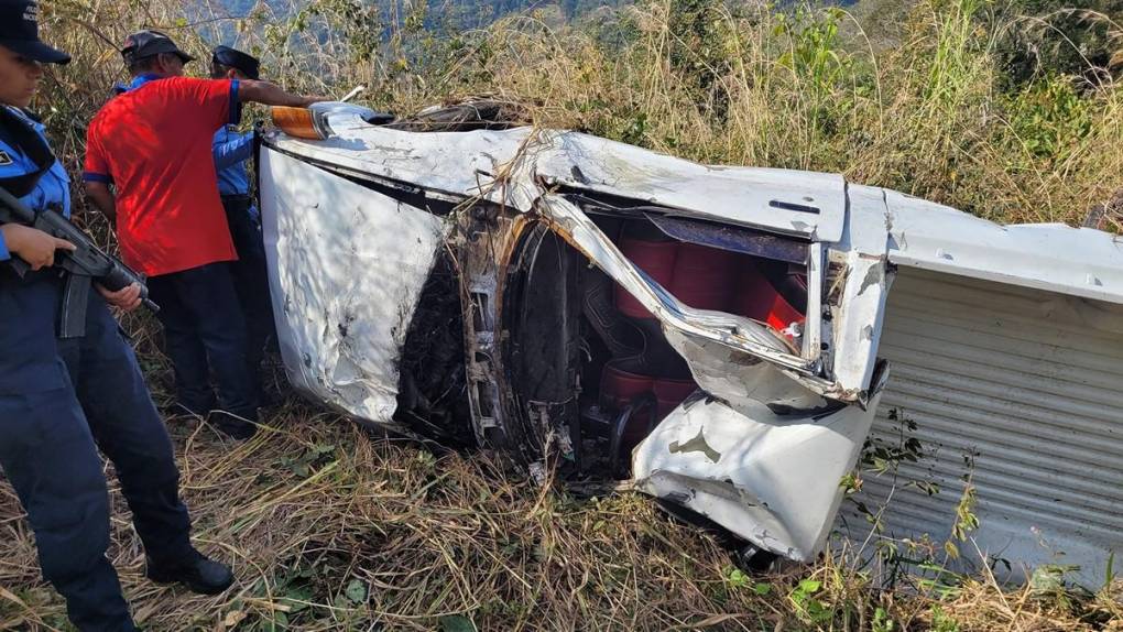 Un carro sobrecargado y una vuelta peligrosa: lo que se sabe del accidente que dejó tres muertos en Santa Bárbara