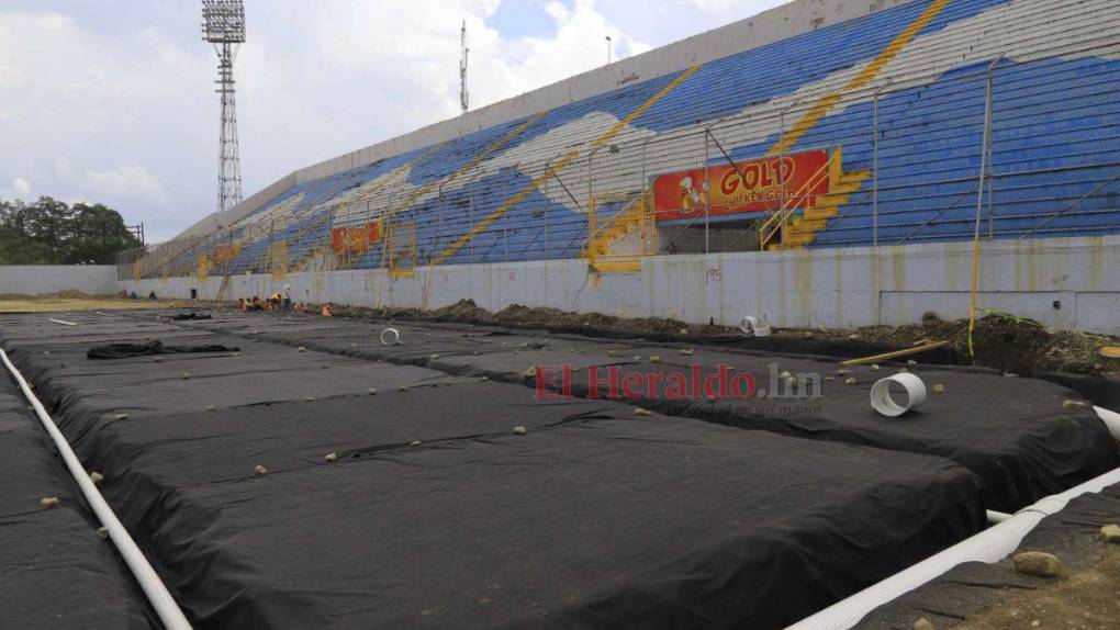 ¡Irreconocible! Así avanzan los trabajos de cambio de césped en el Estadio Morazán en la recta final