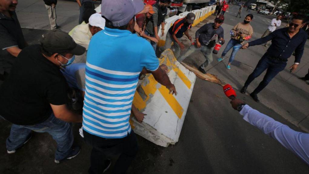 Semáforos, rotonda y buses, las exigencias de vendedores de Perisur