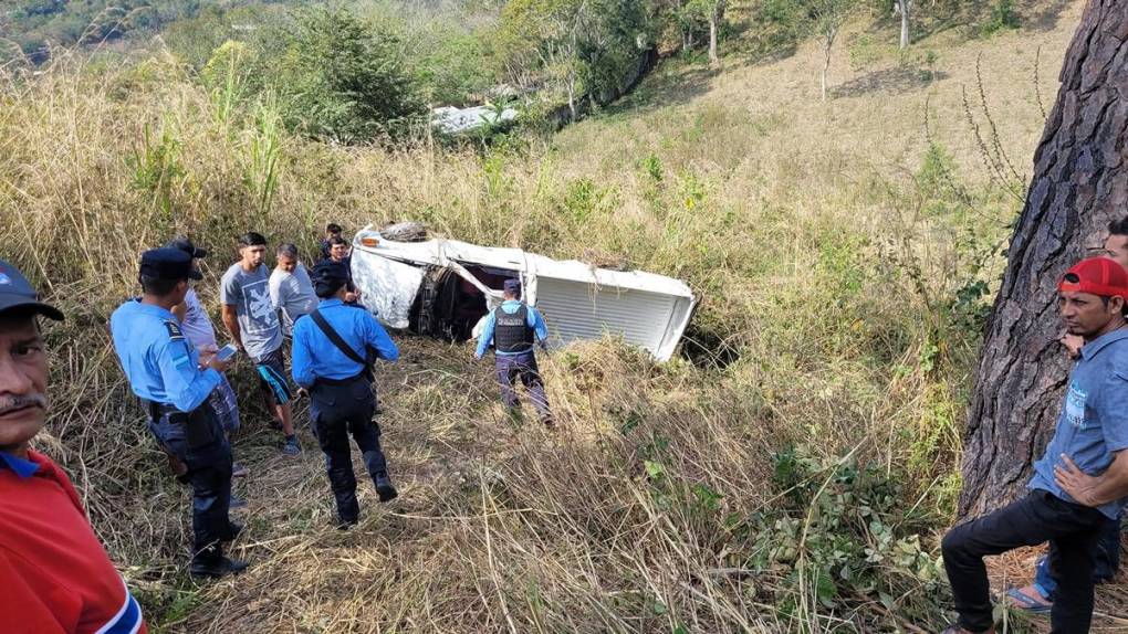 Un carro sobrecargado y una vuelta peligrosa: lo que se sabe del accidente que dejó tres muertos en Santa Bárbara