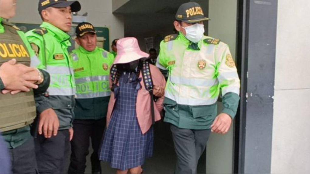 Dejan en libertad a hombre que entraba a escuelas vestido como alumna en Perú