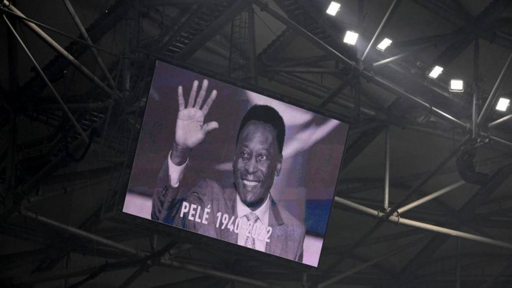 A las puertas del hospital donde murió Pelé, sus seguidores lloran al astro