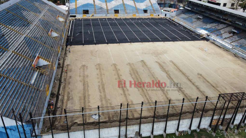 ¡Irreconocible! Así avanzan los trabajos de cambio de césped en el Estadio Morazán en la recta final