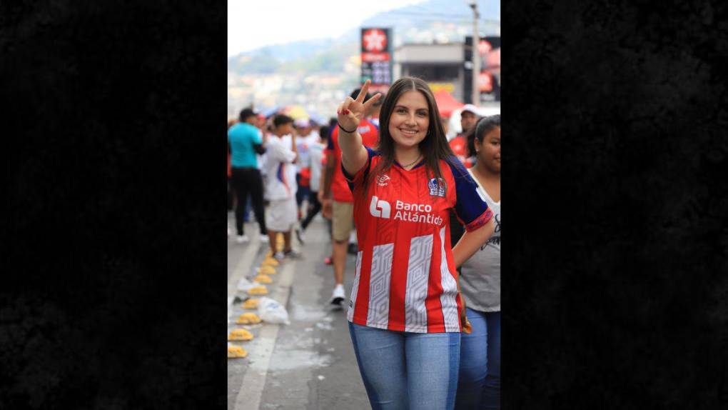 Bellas aficionadas cautivan en la final entre Olimpia y Olancho FC