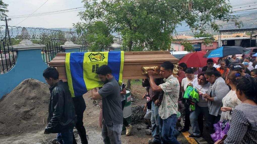 “Adiós Francis, nunca te olvidaremos”: sepultan a Francis Rosmery Ochoa, la joven atropellada en el bulevar Morazán