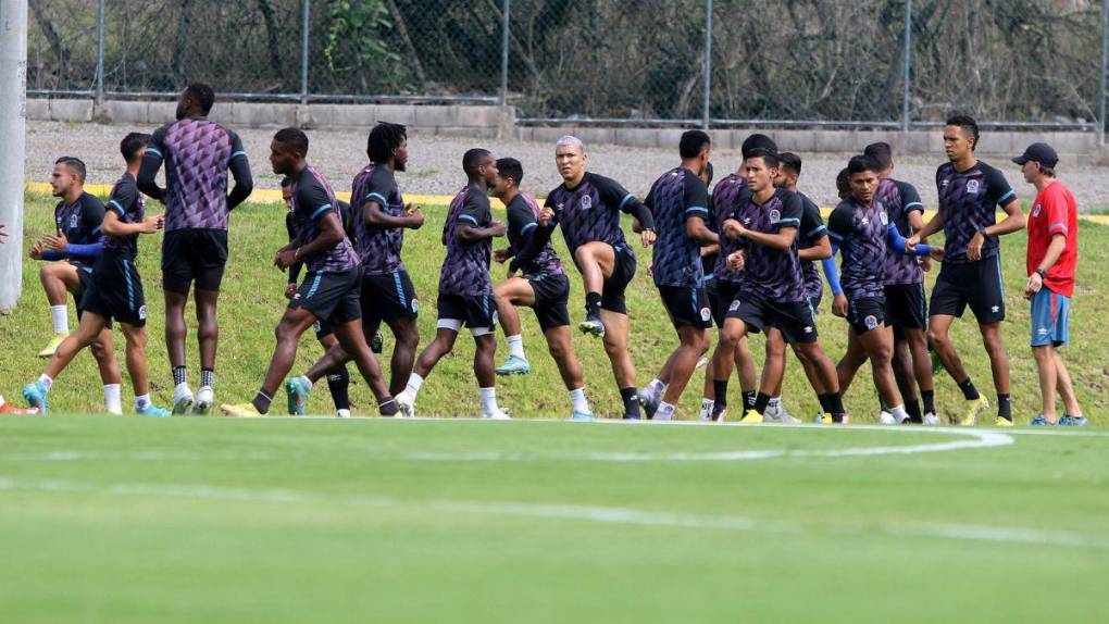 Risas, trabajo arduo y un invitado especial en el entrenamiento del Olimpia este martes