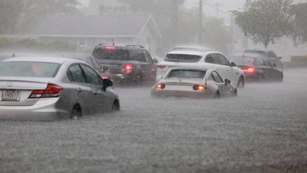 Cierran escuelas y aeropuerto por “lluvias históricas” en Fort Lauderdale, Estados Unidos