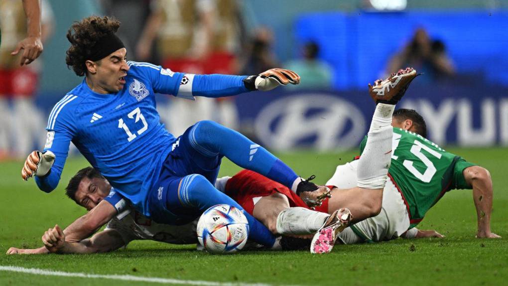 Fiesta tricolor, Ochoa héroe y Lewandowski villano: El empate entre México y Polonia en imágenes